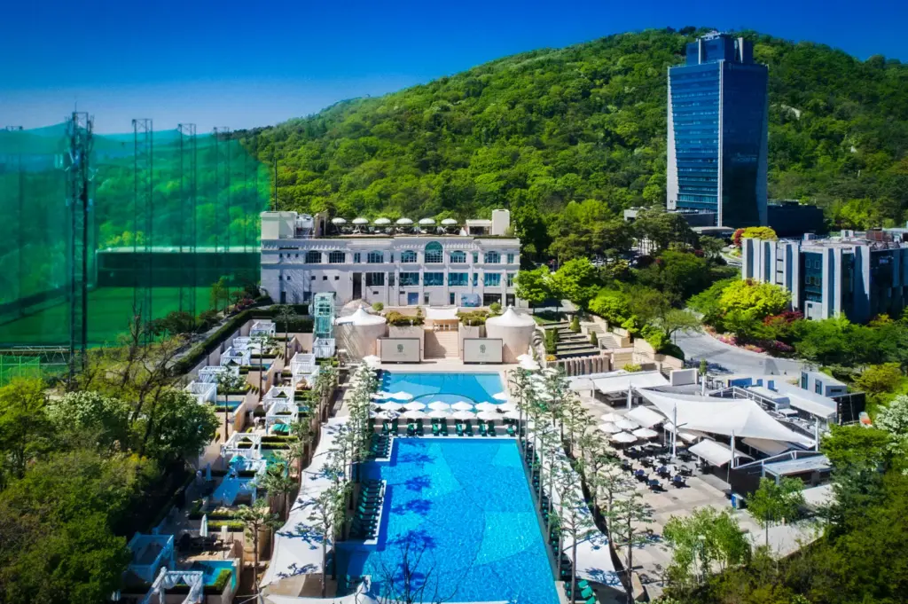 Banyan Tree Club & Spa Seoul featuring a luxury outdoor pool, elegant resort facilities, and lush mountain surroundings in the heart of Seoul, South Korea.
